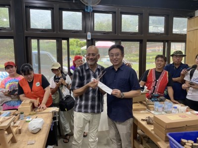 林署長於南庄木工教室將國產材製作的木筷致贈給洛杉磯加利福尼亞大學社會科學院院長Abel valenzuel